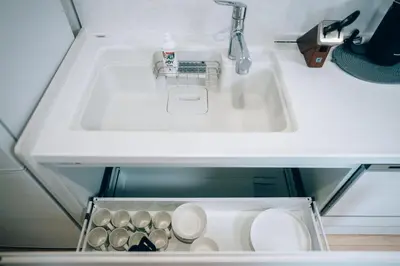 a kitchen sink with cups and dishes in it at Metronest \u4e09\u8ed2\u8336\u5c4b in Tokyo