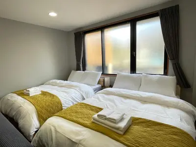 two beds sitting next to each other in a room at \u30a2\u30e0\u30db\u30c6\u30eb in Tokyo