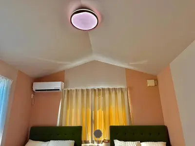 a bedroom with two beds and a window at S1\u6d89\u8c37\u4e2d\u5fc3 \u4ea4\u901a\u67a2\u7ebd \u6d89\u8c37\u8f66\u7ad96\u5206\u949f \u65e0\u9650\u89c6\u91ce \u6700\u59272\u4eba Shibuya center 6 mins to ST Max 2P \u76f4\u8fbe\u65b0\u5bbf \u6d89\u8c37 \u8868\u53c2\u9053 \u54c1\u5ddd \u6c60\u888b \u4e0a\u91ce \u4ee3\u4ee3\u6728 \u94f6\u5ea7 \u539f\u5bbf in Tokyo