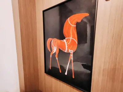a painting of a giraffe hanging on a door at \u8fd1\u4e0a\u91ce \u5168\u65b0\u88c5\u4fee 2\u5ba41\u53851\u6d74\u5ba41\u536b\u751f\u95f4 \u8bbe\u65bd\u9f50\u5168 \u6700\u59275\u4eba Ueno 2 rooms 1dining room 1 bathrooms 1toilets Max 5P in Tokyo