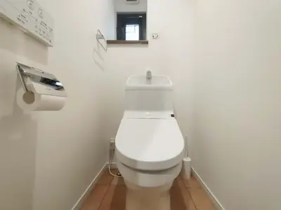 a white toilet in a bathroom with a toilet paper dispenser at \u8fd1\u4e0a\u91ce \u5168\u65b0\u88c5\u4fee 2\u5ba41\u53851\u6d74\u5ba41\u536b\u751f\u95f4 \u8bbe\u65bd\u9f50\u5168 \u6700\u59275\u4eba Ueno 2 rooms 1dining room 1 bathrooms 1toilets Max 5P in Tokyo