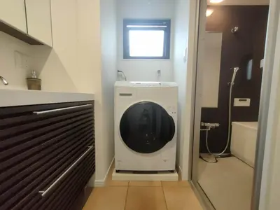 a washer and dryer in a bathroom with a window at \u8fd1\u4e0a\u91ce \u5168\u65b0\u88c5\u4fee 2\u5ba41\u53851\u6d74\u5ba41\u536b\u751f\u95f4 \u8bbe\u65bd\u9f50\u5168 \u6700\u59275\u4eba Ueno 2 rooms 1dining room 1 bathrooms 1toilets Max 5P in Tokyo