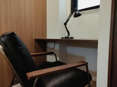 a black chair sitting next to a desk with a lamp at \u8fd1\u4e0a\u91ce \u5168\u65b0\u88c5\u4fee 2\u5ba41\u53851\u6d74\u5ba41\u536b\u751f\u95f4 \u8bbe\u65bd\u9f50\u5168 \u6700\u59275\u4eba Ueno 2 rooms 1dining room 1 bathrooms 1toilets Max 5P in Tokyo