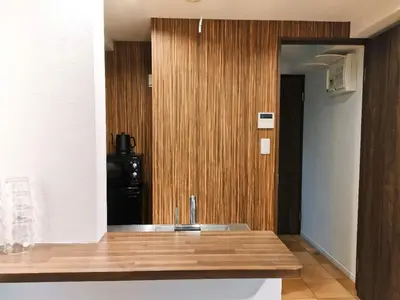 a kitchen with a sink and a wooden wall at \u8fd1\u4e0a\u91ce \u5168\u65b0\u88c5\u4fee 2\u5ba41\u53851\u6d74\u5ba41\u536b\u751f\u95f4 \u8bbe\u65bd\u9f50\u5168 \u6700\u59275\u4eba Ueno 2 rooms 1dining room 1 bathrooms 1toilets Max 5P in Tokyo