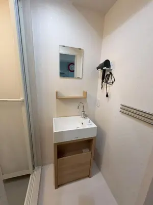 a bathroom with a sink and a mirror at \u79cb\u306e\u65c5\u9928 in Tokyo