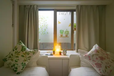 a room with a desk and a window with a candle at OPEN#\uc2e0\uc8fc\ucfe05\ubd84#\uc2dc\ubd80\uc57c10\ubd84#\ud3b8\uc758\uc8102\ubd84#\ucd5c\ub3008\uba85#\uc608\uc05c\uc9d1#\uce68\uc2e43#114m2#\uce68\ub3005#\ube54\ud504\ub85c\uc81d\ud130 in Tokyo