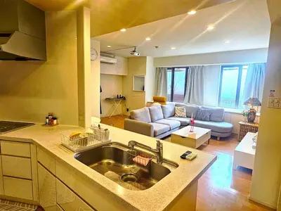 a kitchen with a sink and a living room at OPEN#\uc2e0\uc8fc\ucfe05\ubd84#\uc2dc\ubd80\uc57c10\ubd84#\ud3b8\uc758\uc8102\ubd84#\ucd5c\ub3008\uba85#\uc608\uc05c\uc9d1#\uce68\uc2e43#114m2#\uce68\ub3005#\ube54\ud504\ub85c\uc81d\ud130 in Tokyo