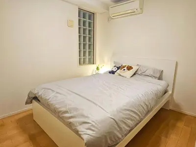 a bed with two stuffed animals on it in a bedroom at OPEN#\uc2e0\uc8fc\ucfe05\ubd84#\uc2dc\ubd80\uc57c10\ubd84#\ud3b8\uc758\uc8102\ubd84#\ucd5c\ub3008\uba85#\uc608\uc05c\uc9d1#\uce68\uc2e43#114m2#\uce68\ub3005#\ube54\ud504\ub85c\uc81d\ud130 in Tokyo