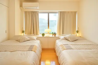 two beds in a room with a window at OPEN#\uc2e0\uc8fc\ucfe05\ubd84#\uc2dc\ubd80\uc57c10\ubd84#\ud3b8\uc758\uc8102\ubd84#\ucd5c\ub3008\uba85#\uc608\uc05c\uc9d1#\uce68\uc2e43#114m2#\uce68\ub3005#\ube54\ud504\ub85c\uc81d\ud130 in Tokyo