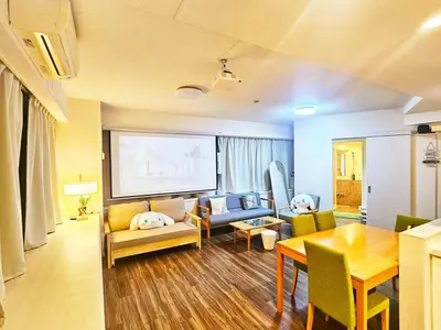 a living room with a couch and a table at OPEN#\uc2e0\uc8fc\ucfe05\ubd84#\uc2dc\ubd80\uc57c10\ubd84#\ud3b8\uc758\uc8102\ubd84#\ucd5c\ub3008\uba85#\uc608\uc05c\uc9d1#114m2#\uce68\ub3005#\ube54\ud504\ub85c\uc81d\ud130 in Tokyo