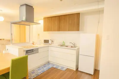 a kitchen with white cabinets and a white refrigerator at OPEN#\uc2e0\uc8fc\ucfe05\ubd84#\uc2dc\ubd80\uc57c10\ubd84#\ud3b8\uc758\uc8102\ubd84#\ucd5c\ub3008\uba85#\uc608\uc05c\uc9d1#114m2#\uce68\ub3005#\ube54\ud504\ub85c\uc81d\ud130 in Tokyo