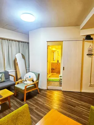 a living room with a couch and a chair at OPEN#\uc2e0\uc8fc\ucfe05\ubd84#\uc2dc\ubd80\uc57c10\ubd84#\ud3b8\uc758\uc8102\ubd84#\ucd5c\ub3008\uba85#\uc608\uc05c\uc9d1#114m2#\uce68\ub3005#\ube54\ud504\ub85c\uc81d\ud130 in Tokyo
