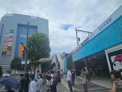 a group of people standing on a busy city street at OPEN#\uc2e0\uc8fc\ucfe05\ubd84#\uc2dc\ubd80\uc57c10\ubd84#\ud3b8\uc758\uc8102\ubd84#\ucd5c\ub3008\uba85#\uc608\uc05c\uc9d1#114m2#\uce68\ub3005#\ube54\ud504\ub85c\uc81d\ud130 in Tokyo