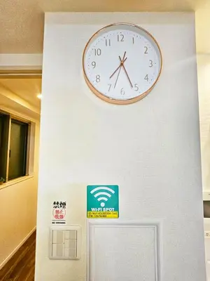 a clock on a wall with a sign on it at OPEN#\uc2e0\uc8fc\ucfe05\ubd84#\uc2dc\ubd80\uc57c10\ubd84#\ud3b8\uc758\uc8102\ubd84#\ucd5c\ub3008\uba85#\uc608\uc05c\uc9d1#114m2#\uce68\ub3005#\ube54\ud504\ub85c\uc81d\ud130 in Tokyo