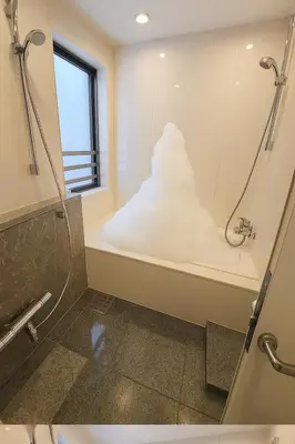 a bathroom with a bath tub with a large snowman at OPEN#\uc2e0\uc8fc\ucfe05\ubd84#\uc2dc\ubd80\uc57c10\ubd84#\ud3b8\uc758\uc8102\ubd84#\ucd5c\ub3008\uba85#\uc608\uc05c\uc9d1#114m2#\uce68\ub3005#\ube54\ud504\ub85c\uc81d\ud130 in Tokyo