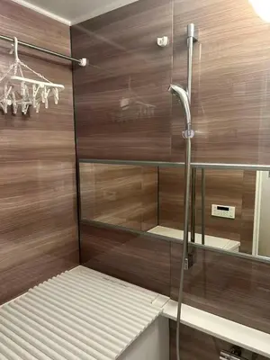 a shower in a bathroom with wooden walls at Takadababa\u9ad8\u7530\u9a6c\u573a\u4e2d\u5fc3\u5730\u5e26#\u9ad8\u901f\u65e0\u9650\u5236\u7f51 # \u667a\u80fd\u9a6c\u6876 #\u5e72\u6e7f\u5206\u79bb #\u9ad8\u7ea7\u516c\u5bd3104 in Tokyo