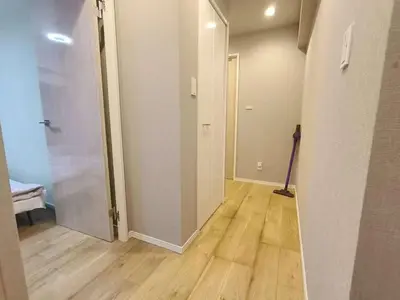 an empty hallway with a mop in a room at Takadababa\u9ad8\u7530\u9a6c\u573a\u4e2d\u5fc3\u5730\u5e26#\u9ad8\u901f\u65e0\u9650\u5236\u7f51 # \u667a\u80fd\u9a6c\u6876 #\u5e72\u6e7f\u5206\u79bb #\u9ad8\u7ea7\u516c\u5bd3104 in Tokyo