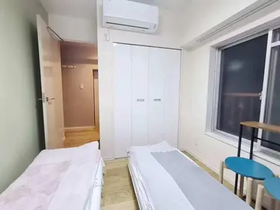 a hospital room with a bed and a window at Takadababa\u9ad8\u7530\u9a6c\u573a\u4e2d\u5fc3\u5730\u5e26#\u9ad8\u901f\u65e0\u9650\u5236\u7f51 # \u667a\u80fd\u9a6c\u6876 #\u5e72\u6e7f\u5206\u79bb #\u9ad8\u7ea7\u516c\u5bd3104 in Tokyo