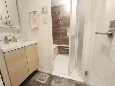 a bathroom with a shower and a sink at Takadababa\u9ad8\u7530\u9a6c\u573a\u4e2d\u5fc3\u5730\u5e26#\u9ad8\u901f\u65e0\u9650\u5236\u7f51 # \u667a\u80fd\u9a6c\u6876 #\u5e72\u6e7f\u5206\u79bb #\u9ad8\u7ea7\u516c\u5bd3104 in Tokyo