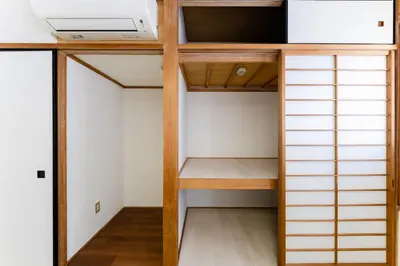 a room with a bed and a microwave at Vacation Stay Sanesu in Tokyo