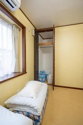 a room with two beds and a mirror and a window at FAMILIA KAMTA 1 - Vacation STAY 20525 in Tokyo