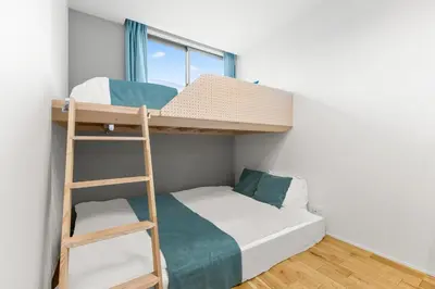 a bunk bed in a small room with a ladder at 3\u540d\u5bbf\u6cca \u897f\u65b0\u5bbf\u30a2\u30d1\u30fc\u30c8\u30e1\u30f3\u30c8 in Tokyo