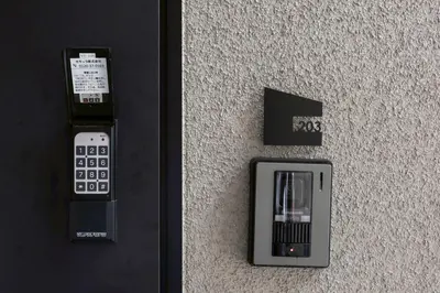 a remote control on the side of a wall at 3\u540d\u5bbf\u6cca \u897f\u65b0\u5bbf\u30a2\u30d1\u30fc\u30c8\u30e1\u30f3\u30c8 in Tokyo