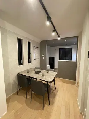 a dining room with a table and chairs at \u65b0\u5bbf\u306e\u4e00\u8ed2\u5bb6 \u725b\u8fbc\u67f3\u753a\u99c5\u5f92\u6b694\u5206 70\u5e73\u7c73 3\u5bdd\u5ba4 5\u30d9\u30c3\u30c9 7\u4eba\u307e\u3067\u5bbf\u6cca\u53ef in Tokyo