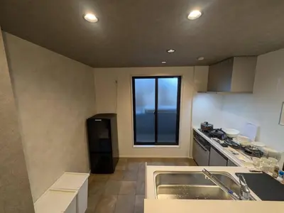 a kitchen with a sink and a large window at \u65b0\u5bbf\u306e\u4e00\u8ed2\u5bb6 \u725b\u8fbc\u67f3\u753a\u99c5\u5f92\u6b694\u5206 70\u5e73\u7c73 3\u5bdd\u5ba4 5\u30d9\u30c3\u30c9 7\u4eba\u307e\u3067\u5bbf\u6cca\u53ef in Tokyo