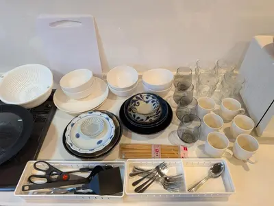 a table with plates and bowls and utensils on it at \u65b0\u5bbf\u306e\u4e00\u8ed2\u5bb6 \u725b\u8fbc\u67f3\u753a\u99c5\u5f92\u6b694\u5206 70\u5e73\u7c73 3\u5bdd\u5ba4 5\u30d9\u30c3\u30c9 7\u4eba\u307e\u3067\u5bbf\u6cca\u53ef in Tokyo