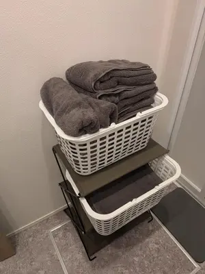 a basket with towels on a shelf in a room at \u65b0\u5bbf\u306e\u4e00\u8ed2\u5bb6 \u725b\u8fbc\u67f3\u753a\u99c5\u5f92\u6b694\u5206 70\u5e73\u7c73 3\u5bdd\u5ba4 5\u30d9\u30c3\u30c9 7\u4eba\u307e\u3067\u5bbf\u6cca\u53ef in Tokyo