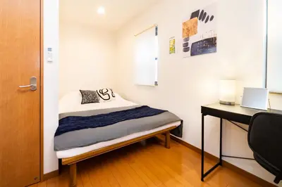 a small room with a bed and a desk at Ayame Inn, \u30a2\u30e4\u30e1\u30a4\u30f3, \u30b9\u30ab\u30a4\u30c4\u30ea\u30fc\u30a8\u30ea\u30a26\u5206, \u6d45\u8349\u307e\u306710\u5206, \u30ad\u30c3\u30ba\u30eb\u30fc\u30e0\u4ed8\u304d10\u540d\u69d8 in Tokyo