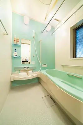 a bathroom with a tub and a sink at Ayame Inn, \u30a2\u30e4\u30e1\u30a4\u30f3, \u30b9\u30ab\u30a4\u30c4\u30ea\u30fc\u30a8\u30ea\u30a26\u5206, \u6d45\u8349\u307e\u306710\u5206, \u30ad\u30c3\u30ba\u30eb\u30fc\u30e0\u4ed8\u304d10\u540d\u69d8 in Tokyo