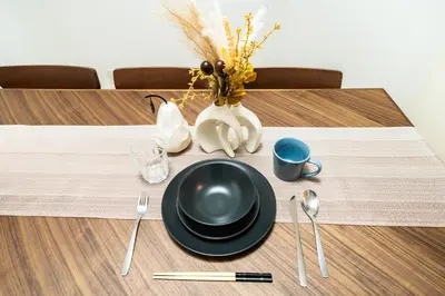 a black plate and utensils on a wooden table at Ayame Inn, \u30a2\u30e4\u30e1\u30a4\u30f3, \u30b9\u30ab\u30a4\u30c4\u30ea\u30fc\u30a8\u30ea\u30a26\u5206, \u6d45\u8349\u307e\u306710\u5206, \u30ad\u30c3\u30ba\u30eb\u30fc\u30e0\u4ed8\u304d10\u540d\u69d8 in Tokyo