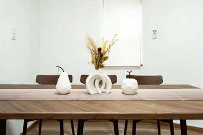 a table with three white vases on top of it at Ayame Inn, \u30a2\u30e4\u30e1\u30a4\u30f3, \u30b9\u30ab\u30a4\u30c4\u30ea\u30fc\u30a8\u30ea\u30a26\u5206, \u6d45\u8349\u307e\u306710\u5206, \u30ad\u30c3\u30ba\u30eb\u30fc\u30e0\u4ed8\u304d10\u540d\u69d8 in Tokyo
