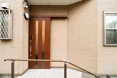 a wooden door on the side of a brick building at Ayame Inn, \u30a2\u30e4\u30e1\u30a4\u30f3, \u30b9\u30ab\u30a4\u30c4\u30ea\u30fc\u30a8\u30ea\u30a26\u5206, \u6d45\u8349\u307e\u306710\u5206, \u30ad\u30c3\u30ba\u30eb\u30fc\u30e0\u4ed8\u304d10\u540d\u69d8 in Tokyo