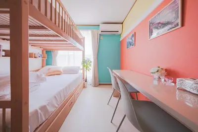 a bedroom with a bunk bed and a desk at TDR9\u5206 \u99c4\u83d3\u5b50\u3068\u30a2\u30fc\u30c8\u306e\u53ef\u611b\u3044\u30df\u30e5\u30fc\u30b8\u30a2\u30e0\u5bbf \u5922\u304c\u8a70\u307e\u3063\u305f\u5c0f\u3055\u306a\u5b9d\u7bb1 -TAMU-LAND Urayasu- in Urayasu