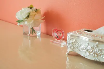 a vase with flowers and a heart on a table at TDR9\u5206 \u99c4\u83d3\u5b50\u3068\u30a2\u30fc\u30c8\u306e\u53ef\u611b\u3044\u30df\u30e5\u30fc\u30b8\u30a2\u30e0\u5bbf \u5922\u304c\u8a70\u307e\u3063\u305f\u5c0f\u3055\u306a\u5b9d\u7bb1 -TAMU-LAND Urayasu- in Urayasu
