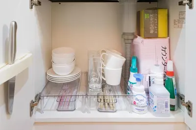 a refrigerator filled with dishes and other kitchen items at TDR9\u5206 \u99c4\u83d3\u5b50\u3068\u30a2\u30fc\u30c8\u306e\u53ef\u611b\u3044\u30df\u30e5\u30fc\u30b8\u30a2\u30e0\u5bbf \u5922\u304c\u8a70\u307e\u3063\u305f\u5c0f\u3055\u306a\u5b9d\u7bb1 -TAMU-LAND Urayasu- in Urayasu
