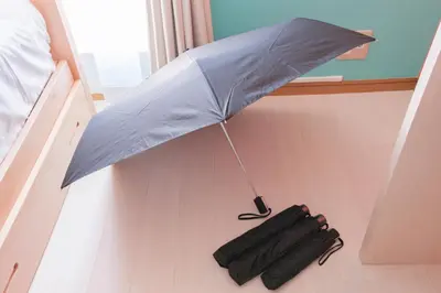 a blue umbrella and a black bag on the floor at TDR9\u5206 \u99c4\u83d3\u5b50\u3068\u30a2\u30fc\u30c8\u306e\u53ef\u611b\u3044\u30df\u30e5\u30fc\u30b8\u30a2\u30e0\u5bbf \u5922\u304c\u8a70\u307e\u3063\u305f\u5c0f\u3055\u306a\u5b9d\u7bb1 -TAMU-LAND Urayasu- in Urayasu