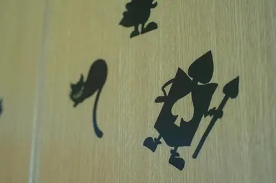 a shadow of a cat on a wooden surface at TDR9\u5206 \u99c4\u83d3\u5b50\u3068\u30a2\u30fc\u30c8\u306e\u53ef\u611b\u3044\u30df\u30e5\u30fc\u30b8\u30a2\u30e0\u5bbf \u5922\u304c\u8a70\u307e\u3063\u305f\u5c0f\u3055\u306a\u5b9d\u7bb1 -TAMU-LAND Urayasu- in Urayasu