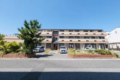 a large building with cars parked in a parking lot at TDR9\u5206 \u99c4\u83d3\u5b50\u3068\u30a2\u30fc\u30c8\u306e\u53ef\u611b\u3044\u30df\u30e5\u30fc\u30b8\u30a2\u30e0\u5bbf \u5922\u304c\u8a70\u307e\u3063\u305f\u5c0f\u3055\u306a\u5b9d\u7bb1 -TAMU-LAND Urayasu- in Urayasu