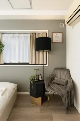 a bedroom with a chair and a window at Panda Stay\u65e9\u7a32\u7530\u99c5,\u65e9\u7a32\u7530\u5927\u5b66\u5f92\u6b691\u5206,\u9ad8\u7530\u99ac\u5834\u30a8\u30ea\u30a2\u8cb8\u5207\u90e8\u5c4b in Tokyo