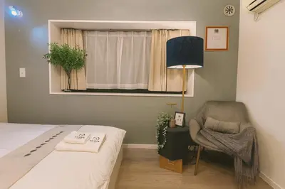 a bedroom with a bed and a chair and a window at Panda Stay\u65e9\u7a32\u7530\u99c5,\u65e9\u7a32\u7530\u5927\u5b66\u5f92\u6b691\u5206,\u9ad8\u7530\u99ac\u5834\u30a8\u30ea\u30a2\u8cb8\u5207\u90e8\u5c4b in Tokyo