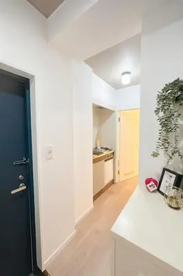 a kitchen with white walls and a black door at Panda Stay\u65e9\u7a32\u7530\u99c5,\u65e9\u7a32\u7530\u5927\u5b66\u5f92\u6b691\u5206,\u9ad8\u7530\u99ac\u5834\u30a8\u30ea\u30a2\u8cb8\u5207\u90e8\u5c4b in Tokyo
