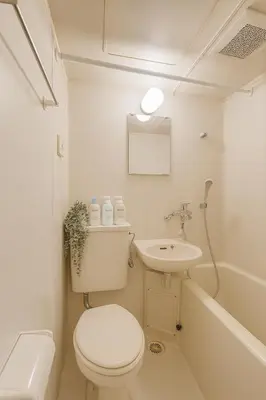 a white bathroom with a toilet and a sink at Panda Stay\u65e9\u7a32\u7530\u99c5,\u65e9\u7a32\u7530\u5927\u5b66\u5f92\u6b691\u5206,\u9ad8\u7530\u99ac\u5834\u30a8\u30ea\u30a2\u8cb8\u5207\u90e8\u5c4b in Tokyo