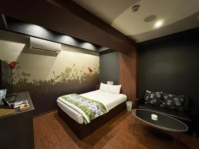 a bedroom with a bed and a glass table at Hotel La'i ローレル Adult only in Tokyo