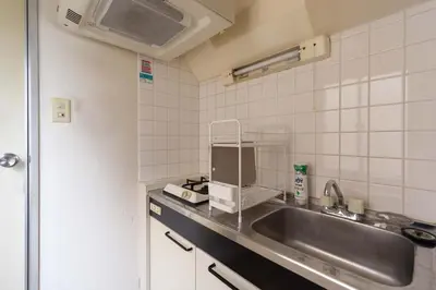 a kitchen with a sink and a counter top at \u30a2\u30f3\u30c9\u30b9\u30c6\u30a4\u6c38\u798f3\u4e01\u76ee201 in Tokyo