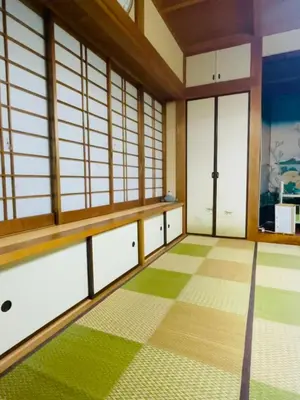 an empty room with windows and a floor at \u4e00\u53f6\u8ed2 \u6771\u4eac\u6c11\u5bbf One-Leaf House in Tokyo