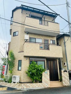 a tall brick building with windows and a balcony at \u4e00\u53f6\u8ed2 \u6771\u4eac\u6c11\u5bbf One-Leaf House in Tokyo